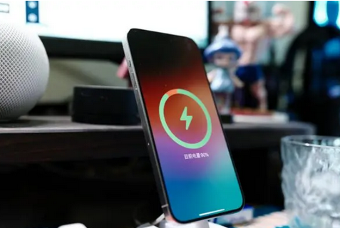 芗城苹果15换屏服务分享用什么充电器给iPhone15充电更好 
